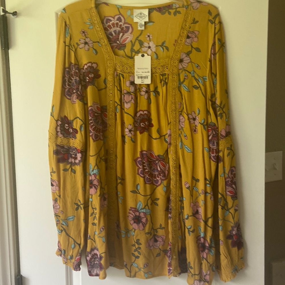St John’s Bay XLT ladies blouse. NWT. Beautiful pattern and colors.